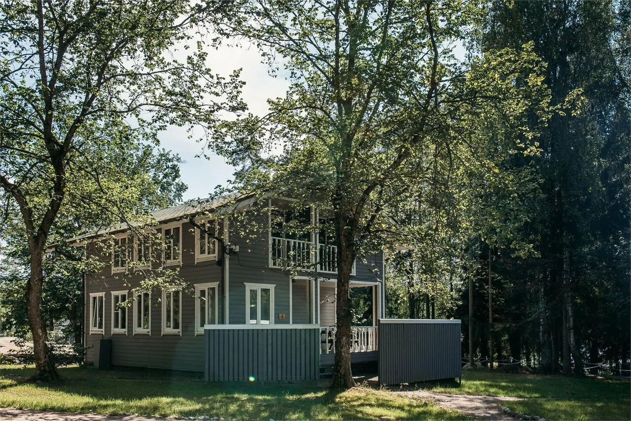Лодж с купелью и сауной в лесной зоне